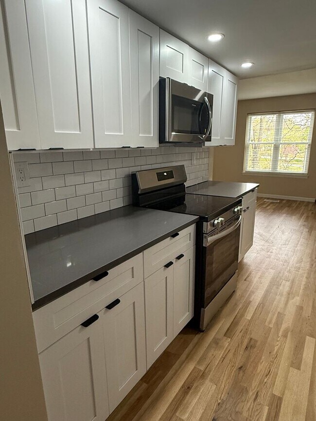 Building Photo - Beautiful Updated 4 bedroom townhouse available!