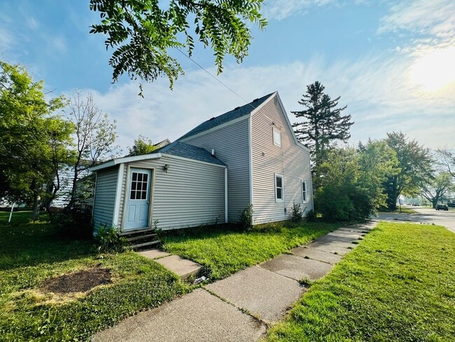 Building Photo - Spacious 3bd/2ba - AVAILABLE NOVEMBER!
