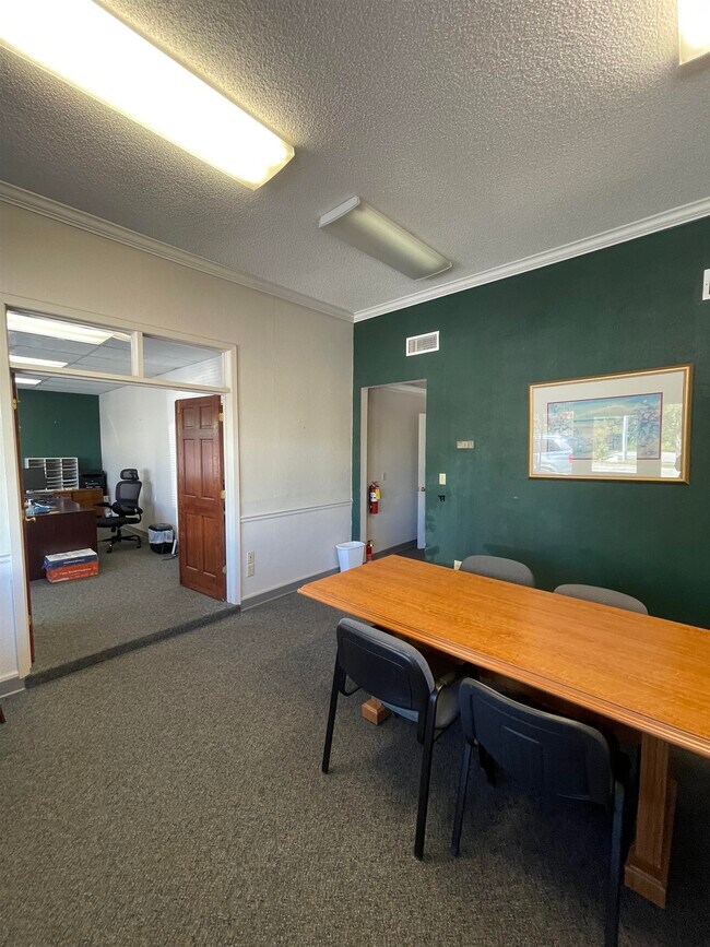 Building Photo - 105 W Main St