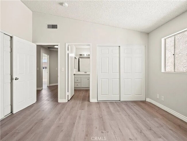 Building Photo - Luxurious 2-Bedroom Townhome with Loft in ...