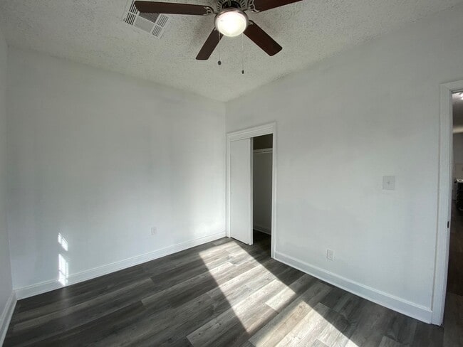 Building Photo - Victor Duplex