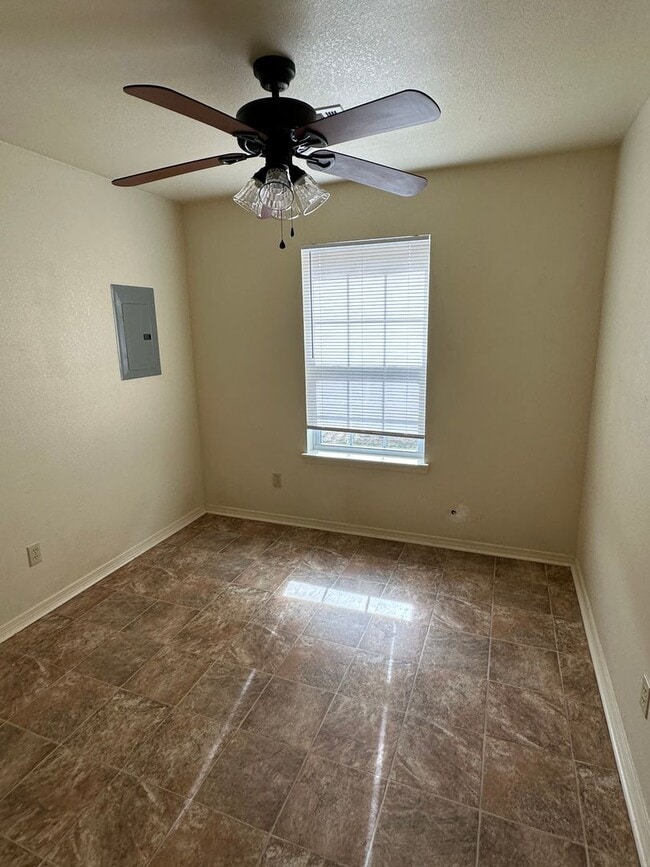 Building Photo - Nice 3 bedroom, 2 bath brick duplex