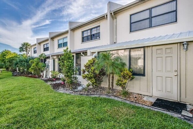 Building Photo - Beautiful Townhome Walking Distance to the...