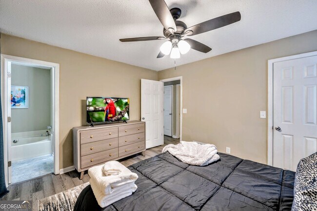 Building Photo - 8008 Clearview Cir