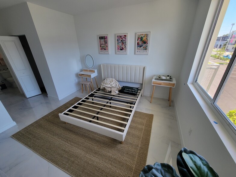 Building Photo - 935 SW 72nd Ave