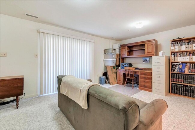 Building Photo - Extremely well maintained END UNIT townhouse in Ballenger creek available before the holidays!