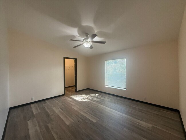 Building Photo - FR T L12795