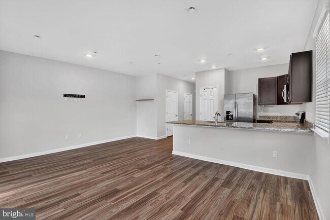 Building Photo - 184 College Dr
