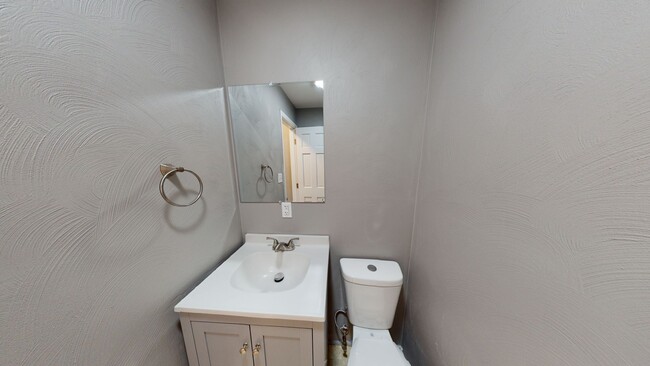 Building Photo - Renovated 2 Bed /1 Bath Single Family Home...