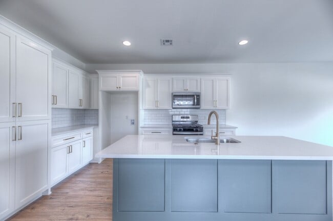 Building Photo - 2819 E 81st Pl