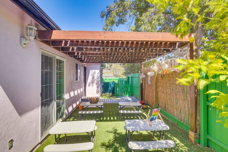 Building Photo - 3863 Broadlawn Dr