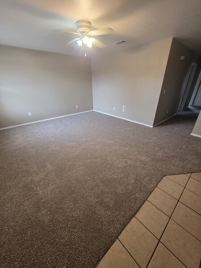 Building Photo - 3 bed 2 bath home