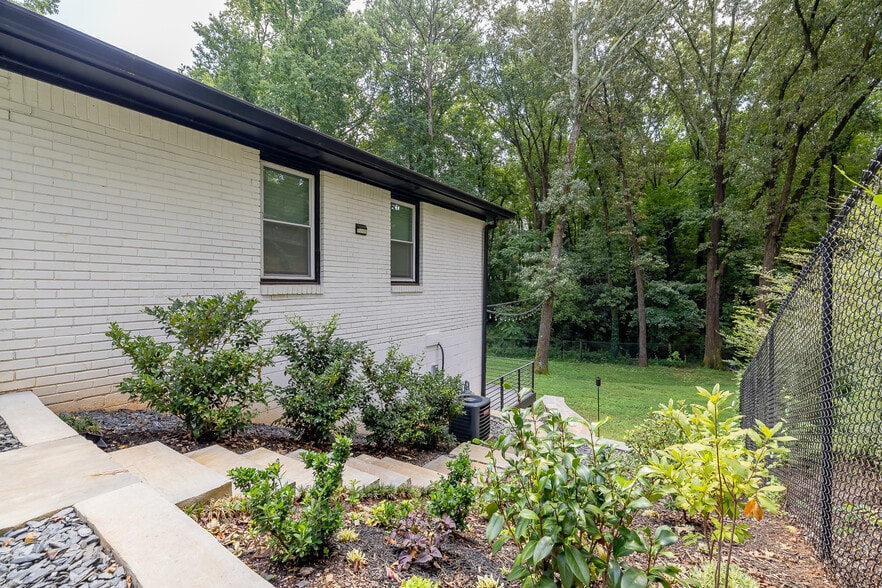 Building Photo - 2065 W Flat Shoals Terrace