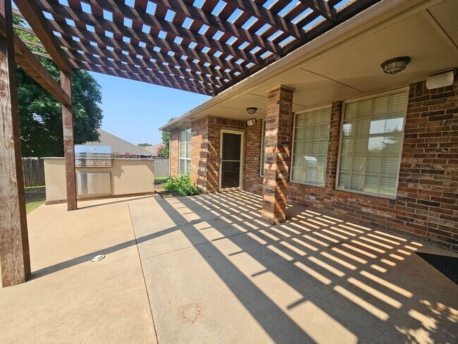 Building Photo - 513 Summit View Ct