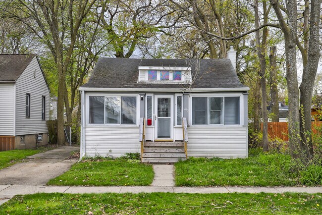 Building Photo - 610 E Lewiston Ave