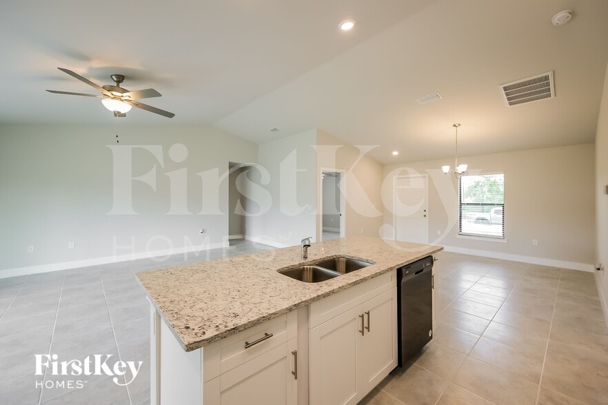 Building Photo - 915 Plumosa Ave