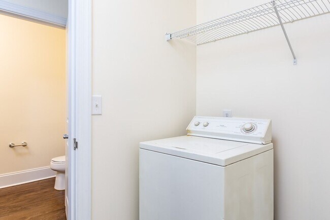 Building Photo - Call for 1 month free rent!!!