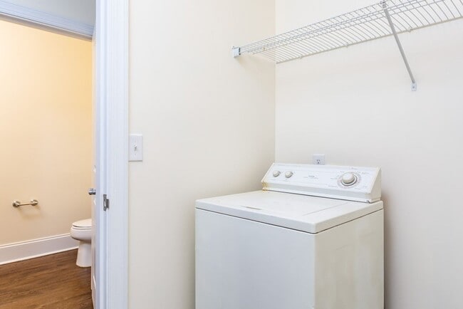 Building Photo - The BEST North Hills Condo!