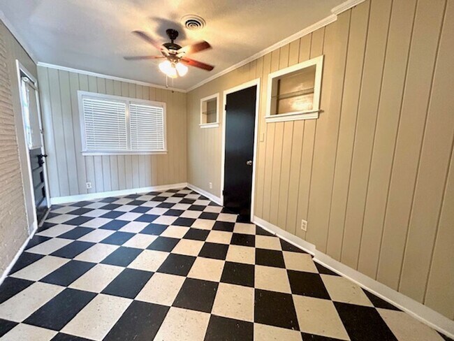 Building Photo - Coming Soon 10/8/25! Charming and spacious...