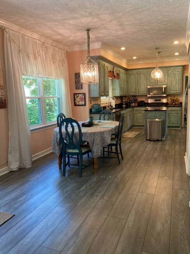 Building Photo - 117 Runaway Ln