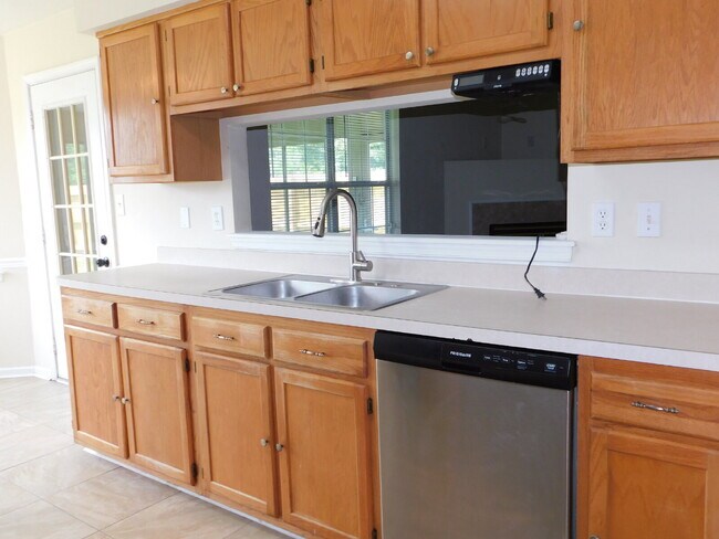 Building Photo - "Spacious 4-Bedroom Gem on Hughart Street with 2.5 Bathrooms and 2108 Sq. Ft. of Comfort!"