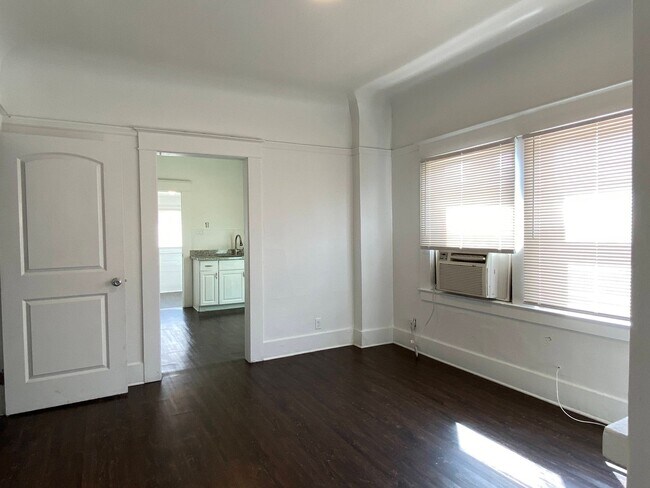 Building Photo - Two Bed, One Bath Apartment Located Downtown