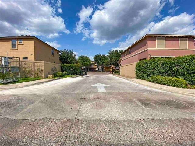 Building Photo - 9813 Sandhill Dr