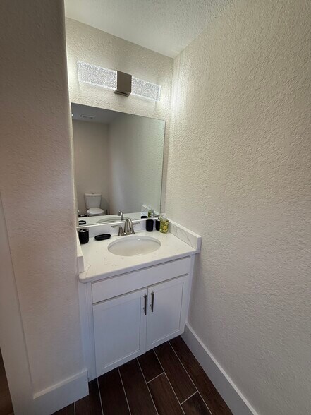 Building Photo - 2000 Effingham St