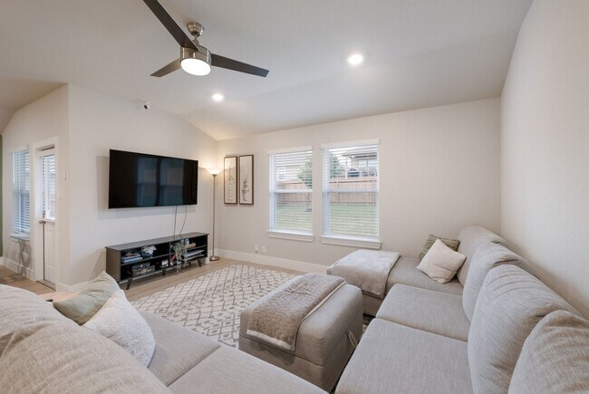 Building Photo - Jewel Curve Gem