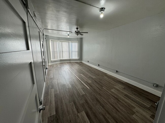 Building Photo - Large updated 2 bedroom apartment