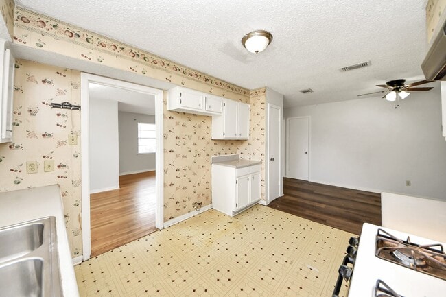 Building Photo - 1324 Bennett Dr