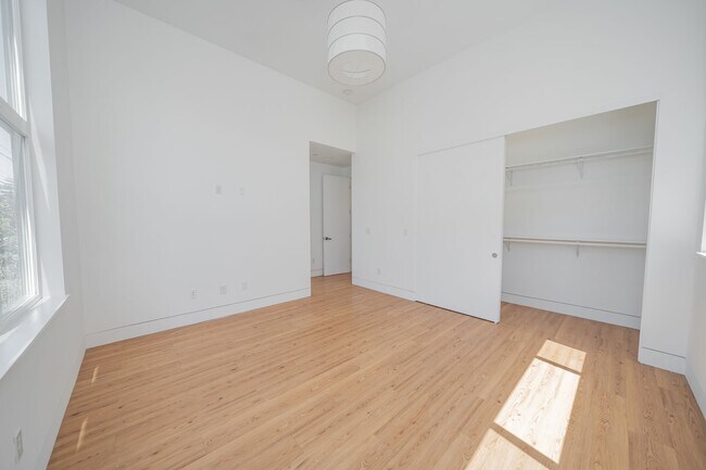 Building Photo - 848 32nd St
