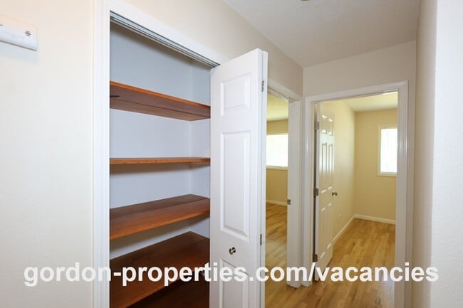 Building Photo - 10851 SE Garrett Dr