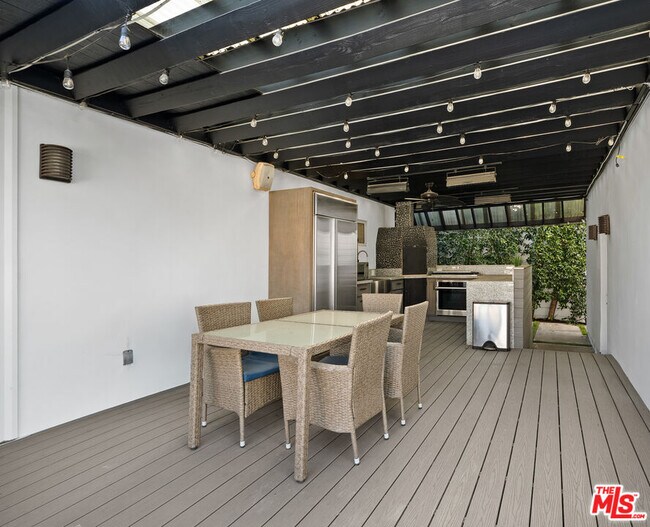 Building Photo - 355 S Sycamore Ave