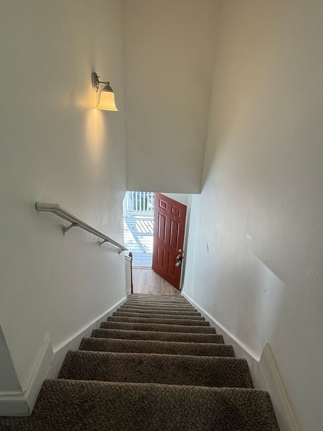 Building Photo - Spacious Two Bedroom Home