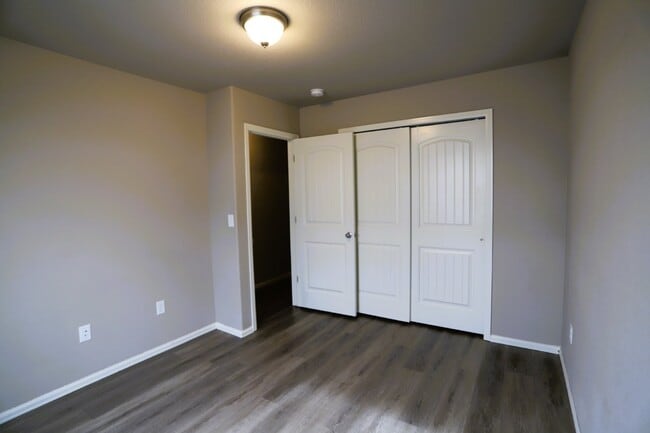 Building Photo - Contemporary, light-filled townhouse available for lease!