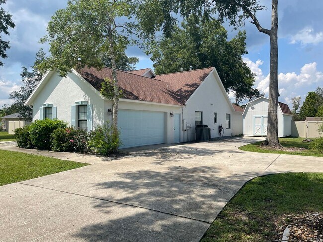 Building Photo - Spacious 4-Bedroom Pool Home – 2 Primary S...