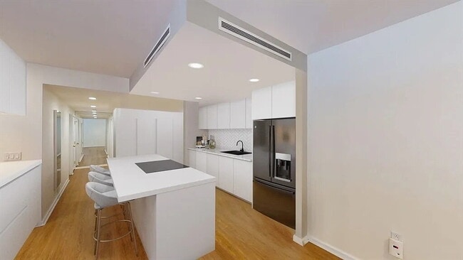 Building Photo - Stylish & inviting, this southeast-facing 1 bed 1 bath in the coveted University Green offers