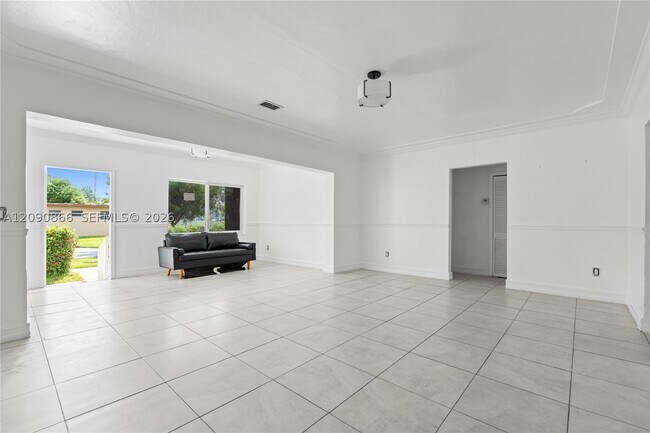 Building Photo - 580 Lee Dr