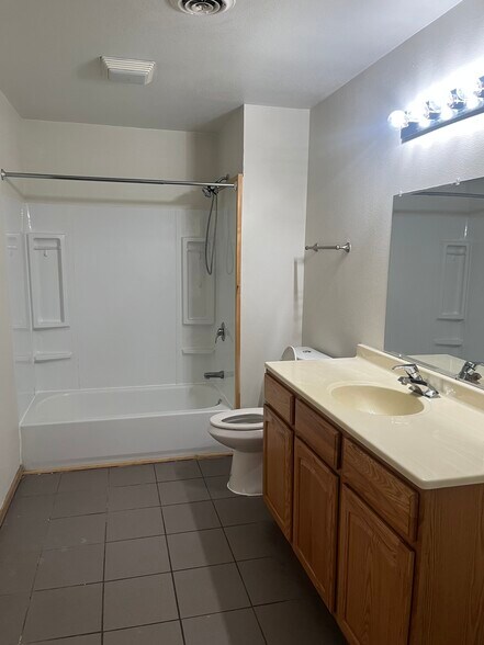 Building Photo - 442 N Parker Dr