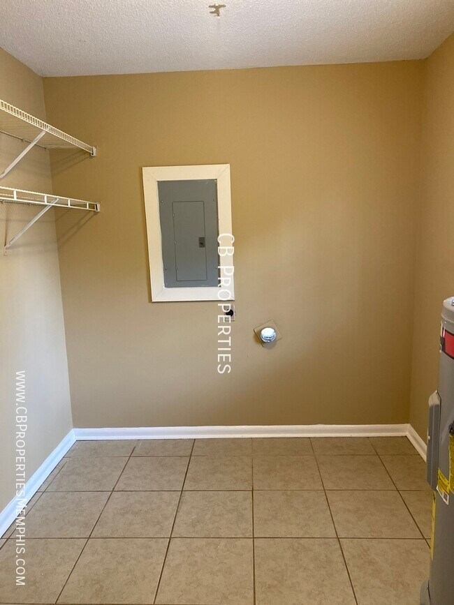 Building Photo - 3 Bed and 1.5 Bath Home