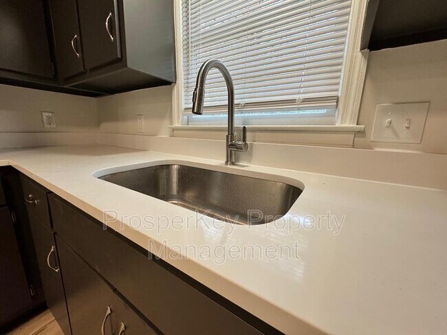 Building Photo - 3622 Vivian Ln