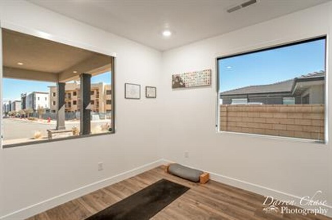 Building Photo - Stunning Desert Color Home