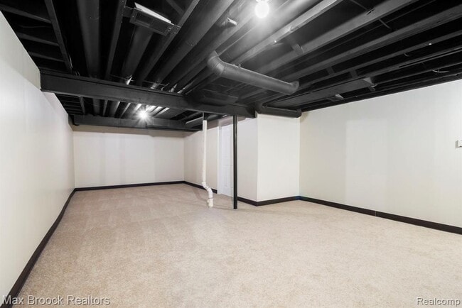 Building Photo - 1823 Torquay Ave