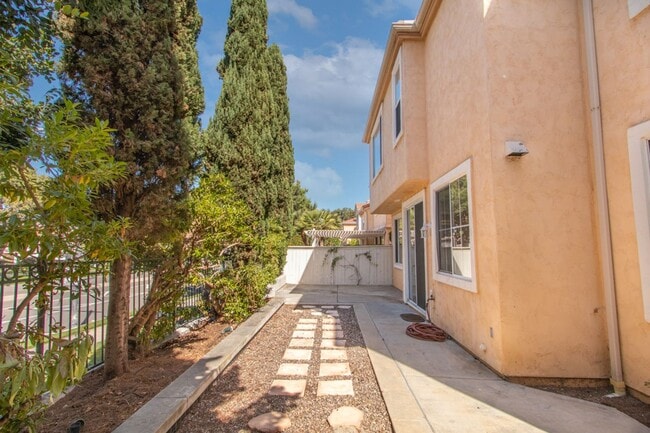 Building Photo - Spacious 3 Bed/2.5 Bath in Desirable UTC La Jolla Community of Toscana