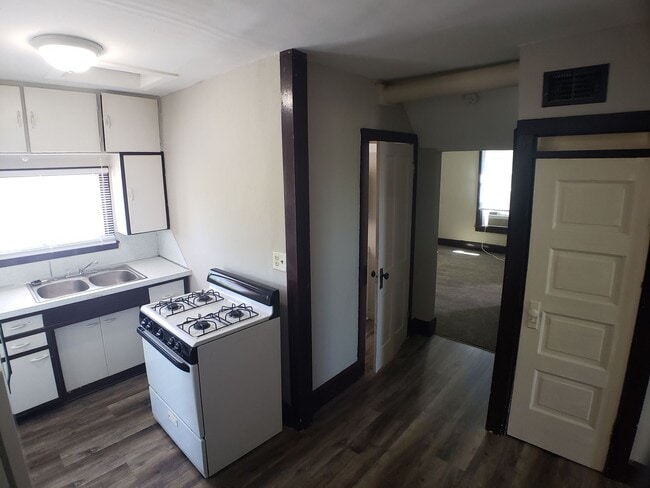 Building Photo - Cozy 2 Bedroom 1 bath Upstairs with Garage