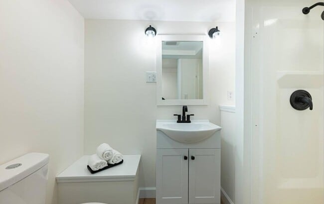 Building Photo - Beautifully remodeled 3-bedroom, 2-bath ho...
