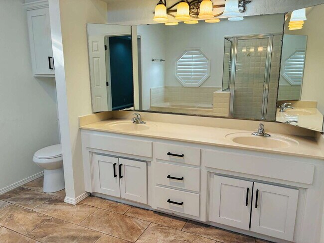 Building Photo - Beautiful Home in Westbury South Ready for Move-In!