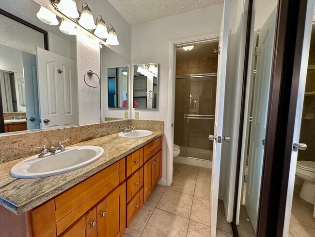 Building Photo - Charming 2 bedroom 2 bathroom home located in south Sacramento!