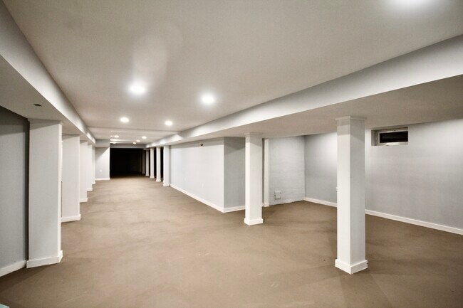 Building Photo - 106A Comstock Hill Ave